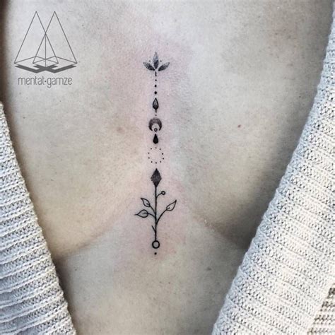 tatuajes entre los senos|Tatuajes Elegantes en Medio de los Senos para Mujeres